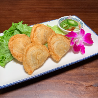 THAI CHICKEN CURRY PUFF